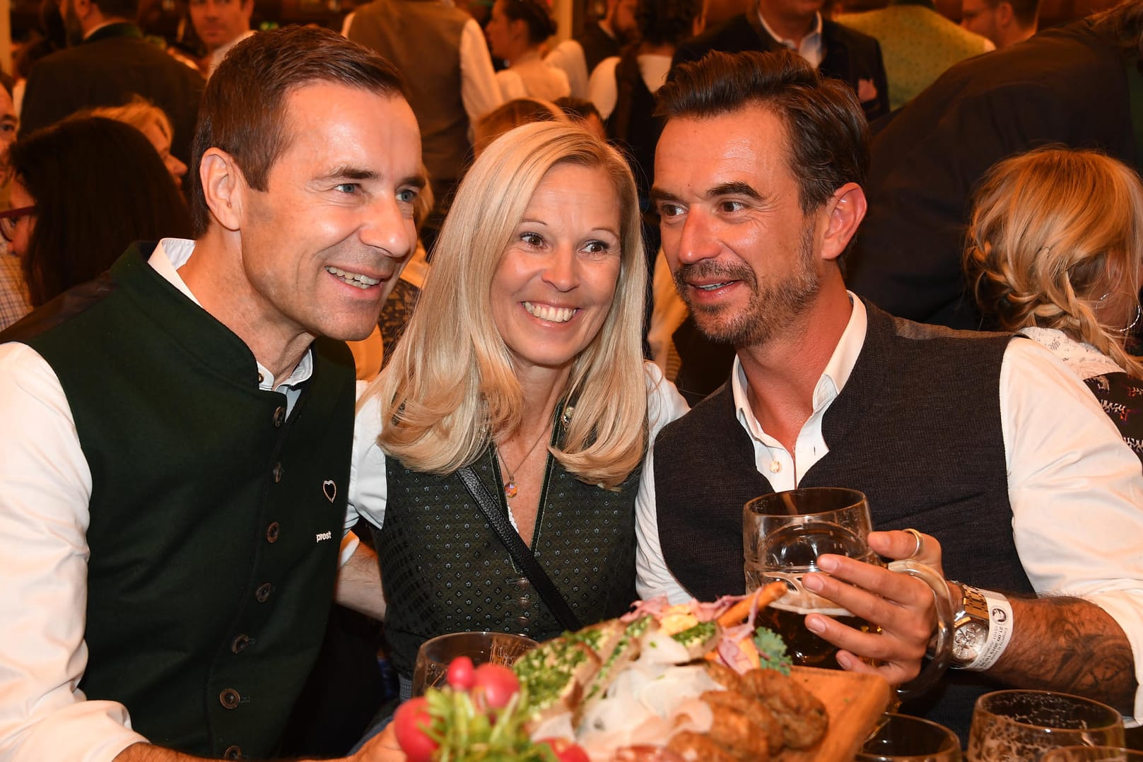 Kai Pflaume mit Ehefrau Ilke und Florian Silbereisen: Der Moderator hat auf dem Oktoberfest gefeiert.