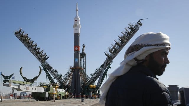 Die russische Sojus-FG Trägerrakete mit dem Raumschiff Sojus MS-15 an der Startrampe am Weltraumbahnhof Baikonur. Die russische Sojus-FG Trägerrakete mit dem Raumschiff Sojus MS-15 an der Startrampe am Weltraumbahnhof Baikonur.