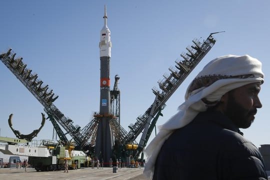 Die russische Sojus-FG Trägerrakete mit dem Raumschiff Sojus MS-15 an der Startrampe am Weltraumbahnhof Baikonur.