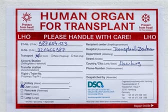 Ein Aufkleber mit der Aufschrift "Human Organ For Transplant" klebt auf einer Transportkühlbox für Spenderorgane.