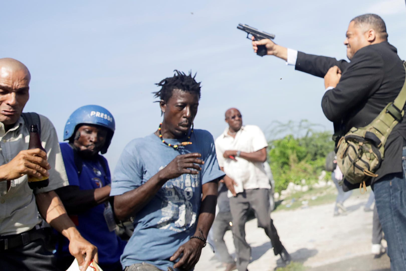 Jean-Marie Ralph Féthière schießt um sich: Vor dem Parlament in Haiti gerieten Menschen in Aufruhr.