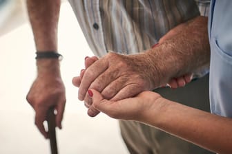 Eine Pflegerin betreut einen Senioren: Seit Oktober 2018 ist die Eigenbeteiligung Pflegebedürftiger durchschnittlich auf fast 1.930 Euro im Monat gestiegen.