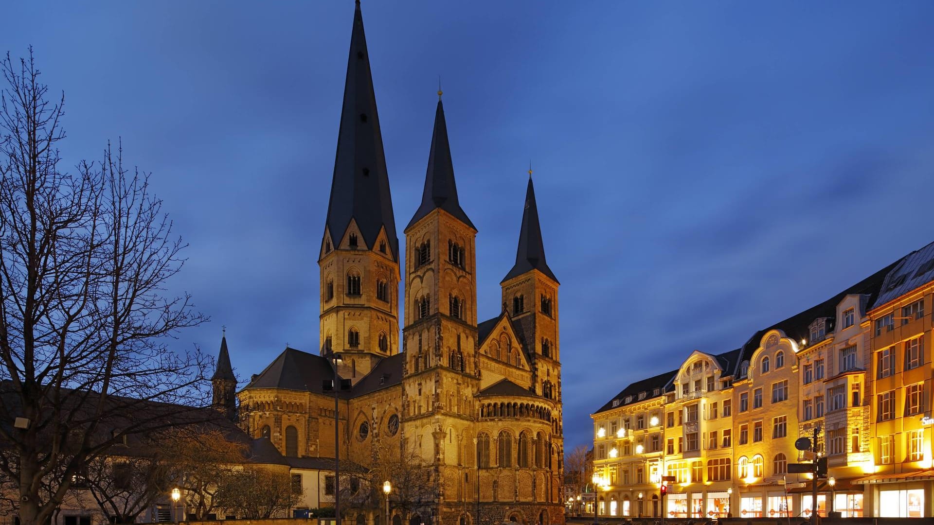 Nachtaufnahme vom Bonner Münster: Die Münsterbasilika ist ein Wahrzeichen der Stadt Bonn.