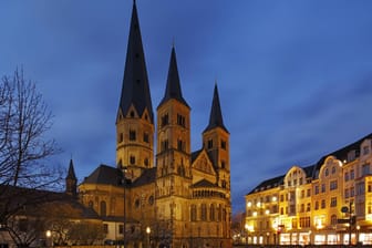 Nachtaufnahme vom Bonner Münster: Die Münsterbasilika ist ein Wahrzeichen der Stadt Bonn.