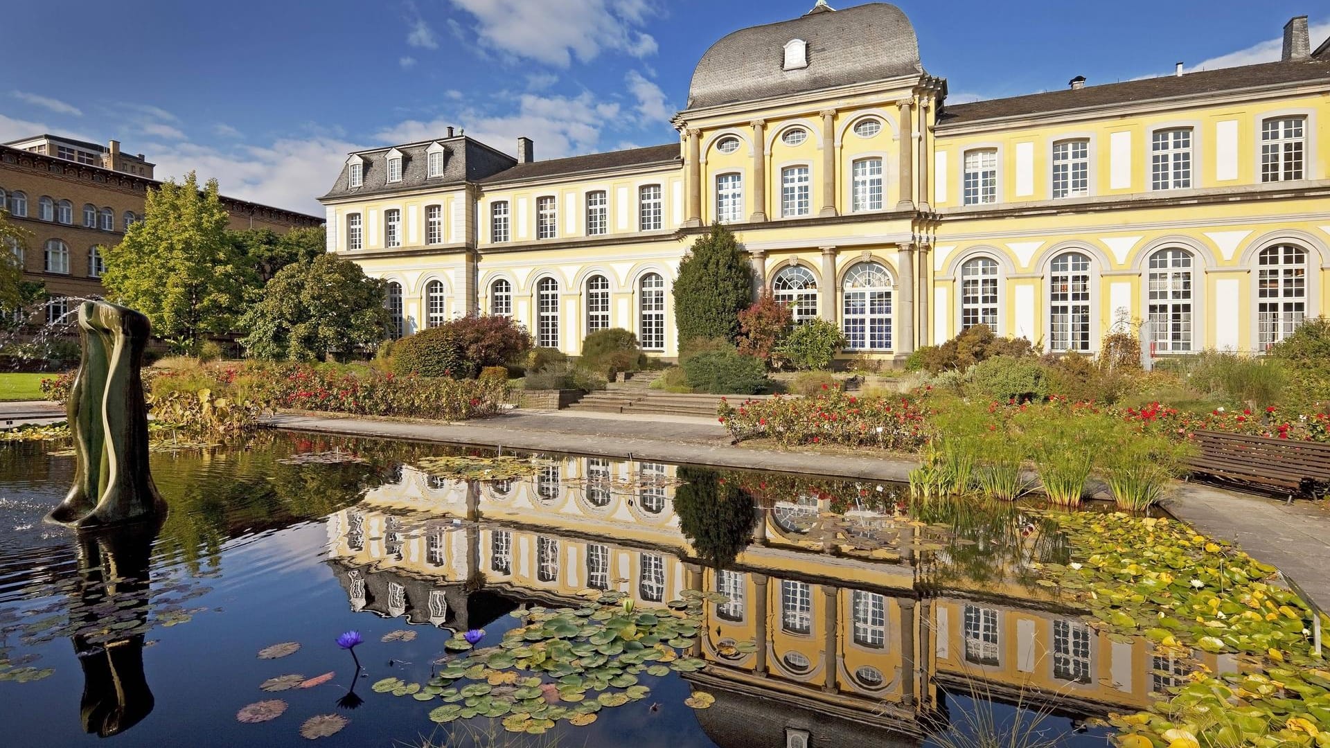 Poppelsdorfer Schloss: Das Schloss ist ein Nachfolgebau einer gotischen Wasserburg im Stadtteil Poppelsberg in Bonn.