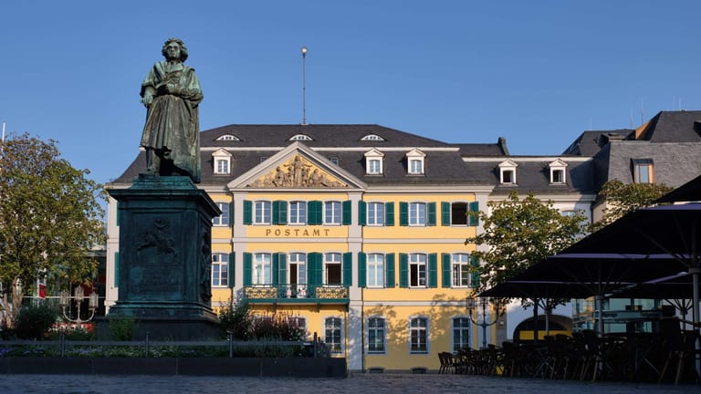 Das Beethoven-Denkmal vorm alten Postamt in Bonn: Es wurde 1845 errichtet und steht unter Denkmalschutz.