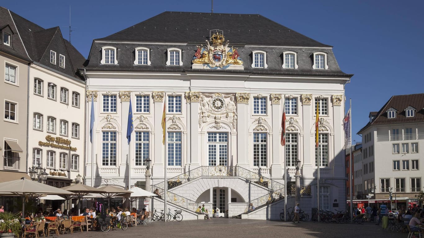 Altes Rathaus in Bonn: Das Gebäude im Rokoko-Stil steht unter Denkmalschutz und befindet sich auf dem Bonner Marktplatz.
