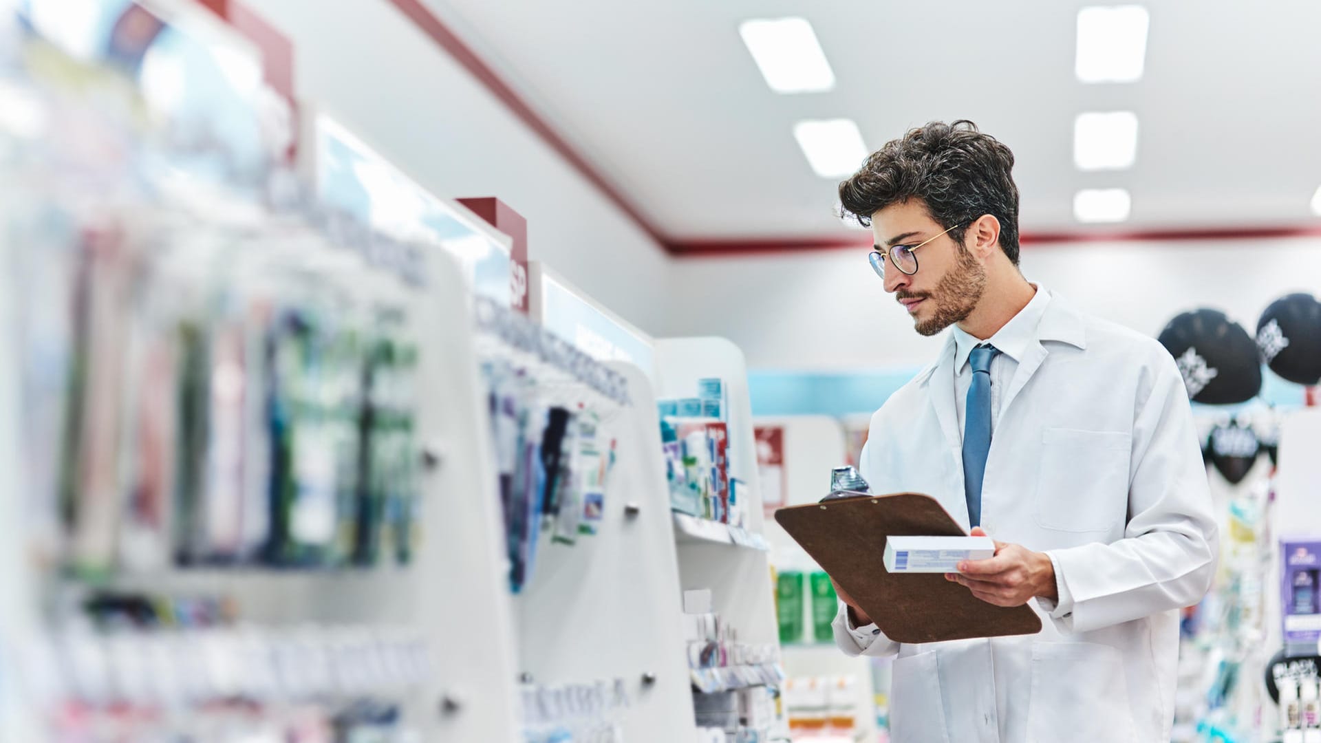 Apotheker sucht nach Medikamenten: Durch lange Lieferwege gibt es immer wieder Engpässe bei Arzneimitteln.