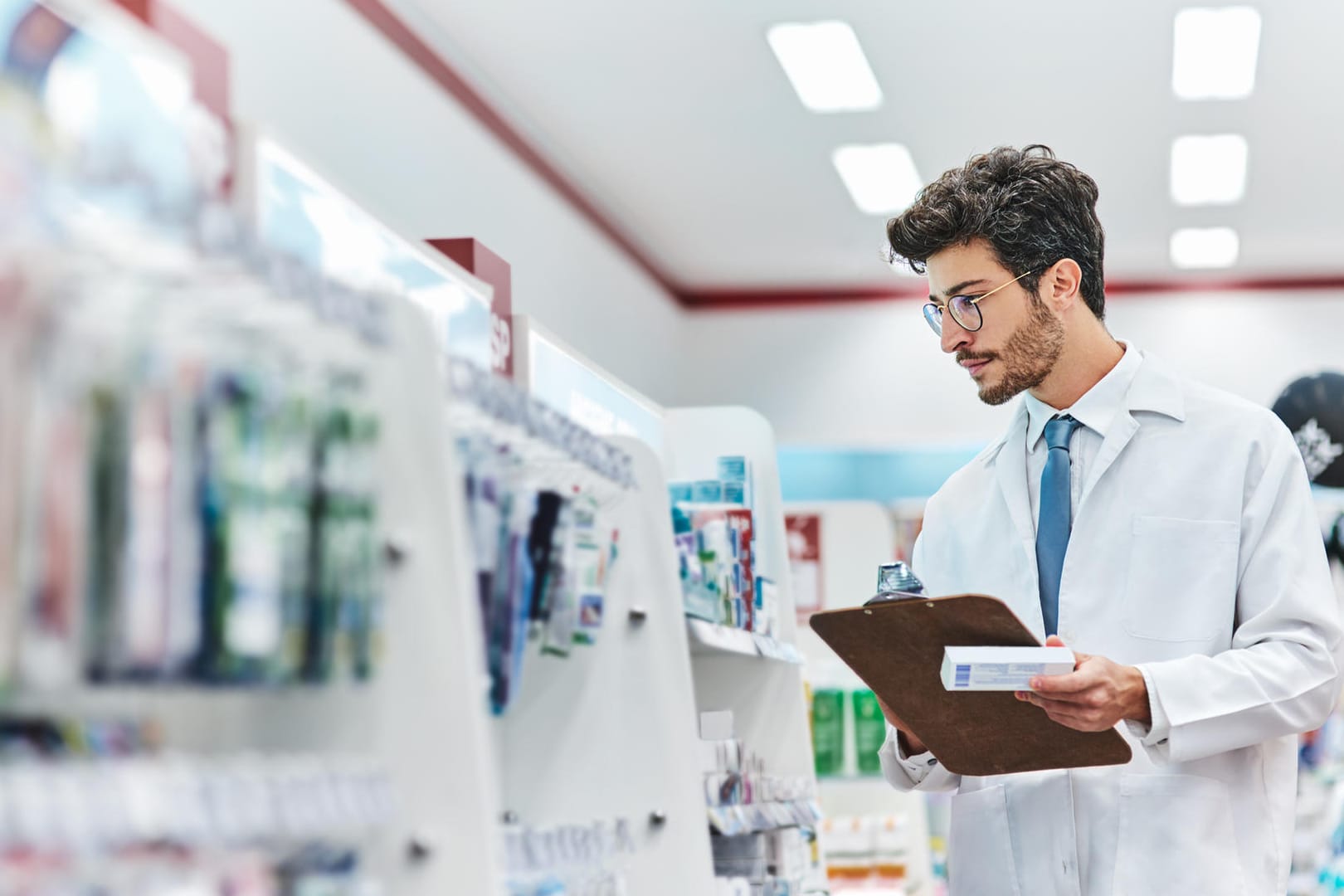 Apotheker sucht nach Medikamenten: Durch lange Lieferwege gibt es immer wieder Engpässe bei Arzneimitteln.