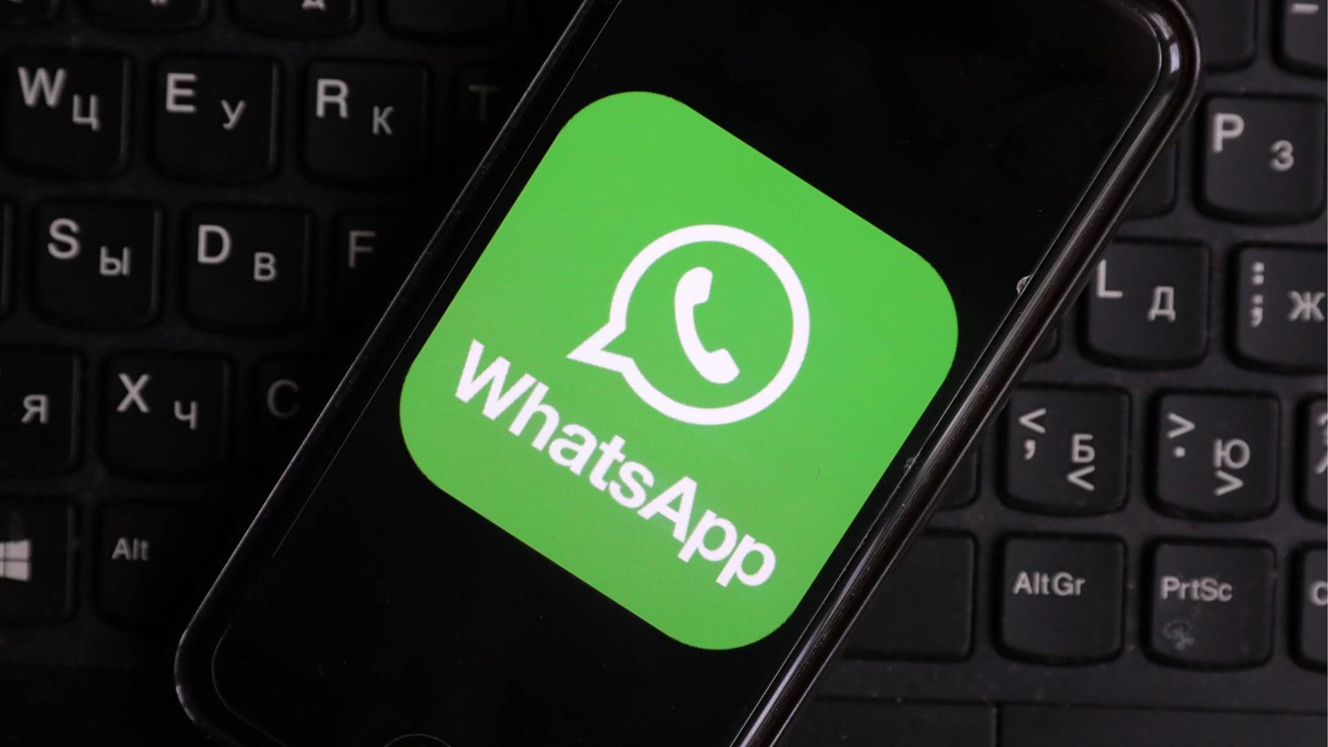 Das WhatsApp-Logo auf einem Smartphone: Der Messenger bekommt einen Namenszusatz.