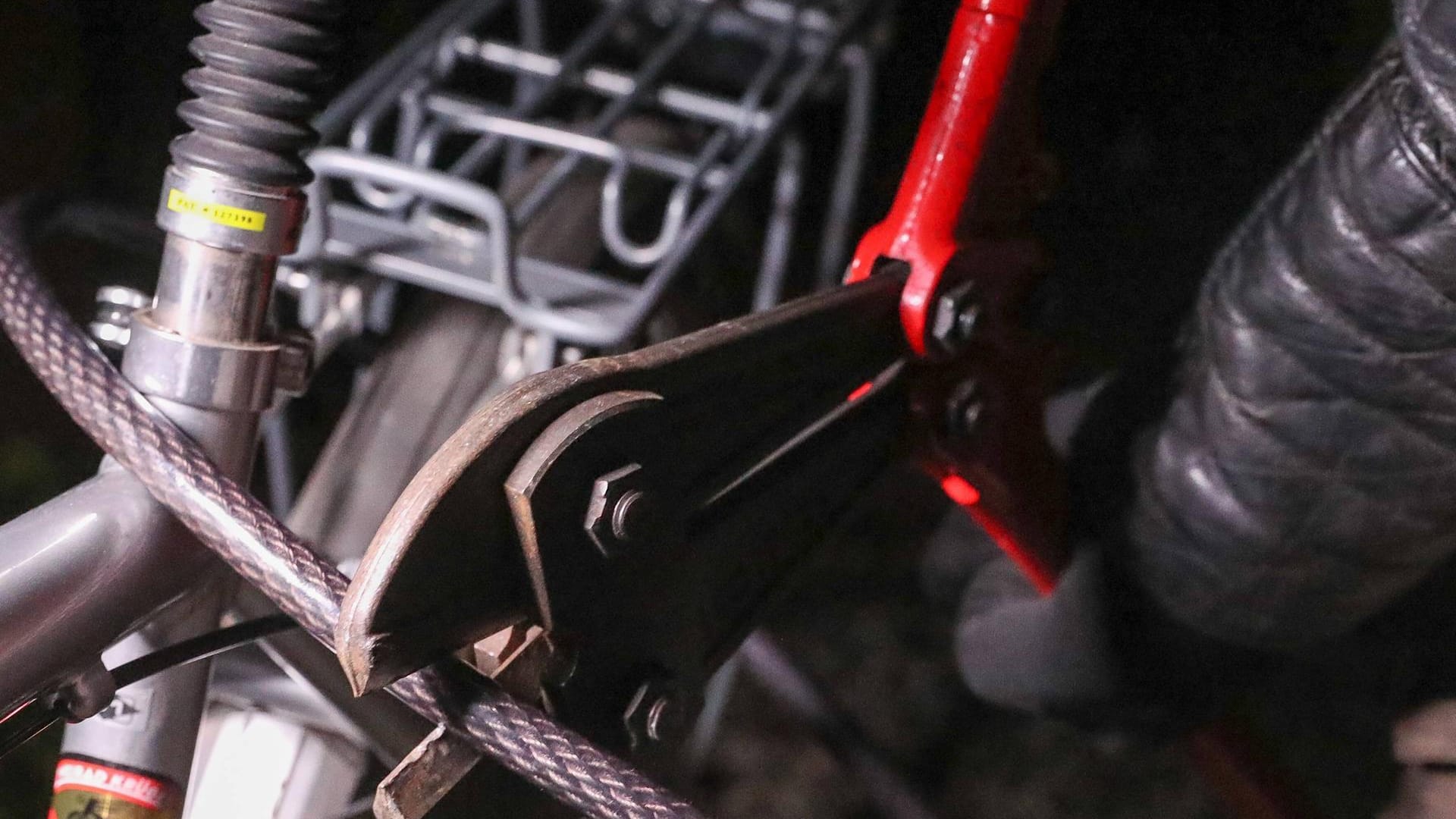 Ein Bolzenschneider versucht, ein Fahrradschloss zu knacken: In Köln hat die Polizei bei einer Razzia einen Fahrrad-Hehler-Ring hochgenommen. (Symbolfoto)