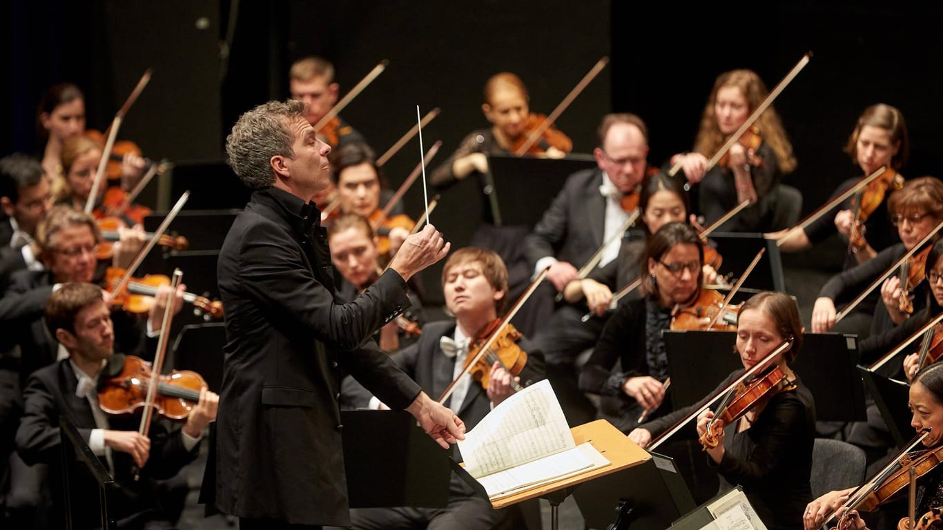 Das Beethoven-Orchester in Bonn: Dirk Kaftan ist Dirigent des Orchesters und ist deutschlandweit auf der Bühne zu sehen.