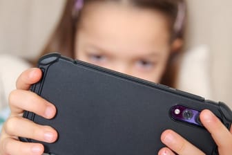 Ein Kind am Smartphone: Viele Kinder spielen gerne am Handy – und treffen dabei nicht immer auf kindgerechte Inhalte.
