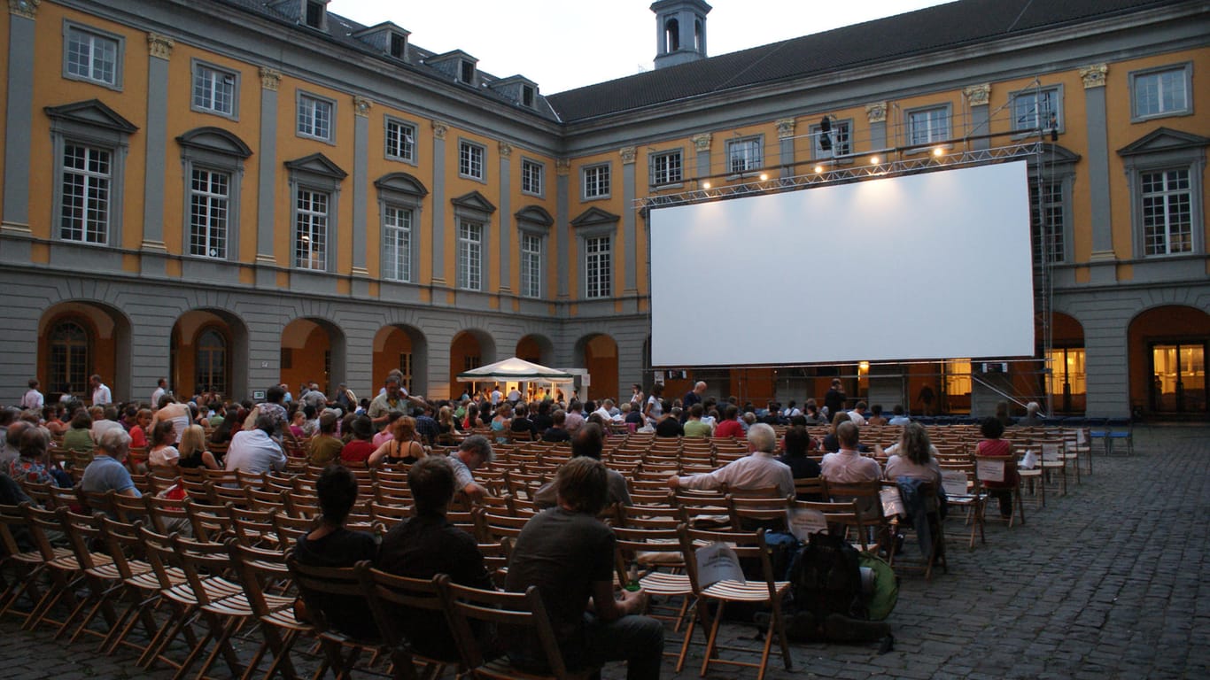 Bonner Stummfilmtage im Arkadenhof der Universität Bonn: Jährlich wird das Stummfilm-Festival vom Förderverein Filmkultur veranstaltet.