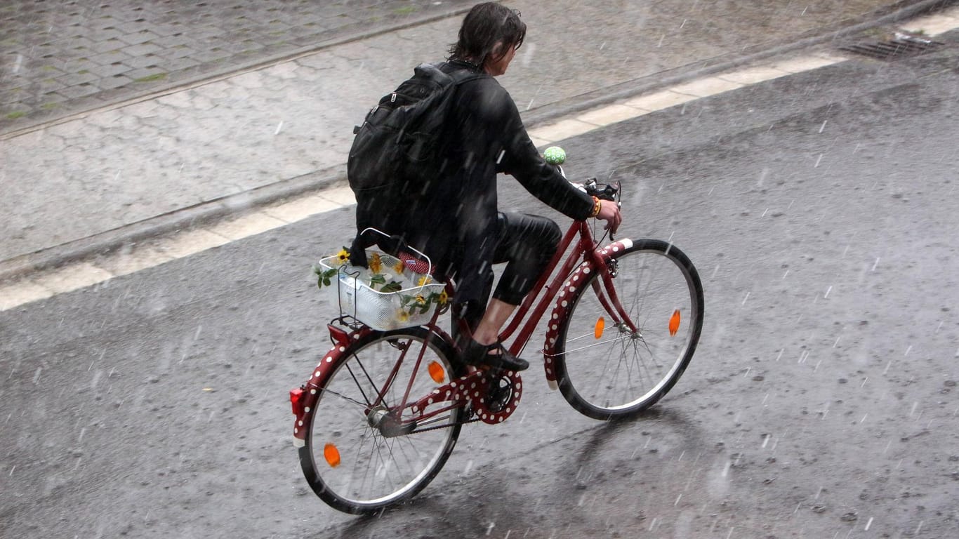 Fahrradtour durch den Regen: Das herbstliche Wetter hält diese Woche an.