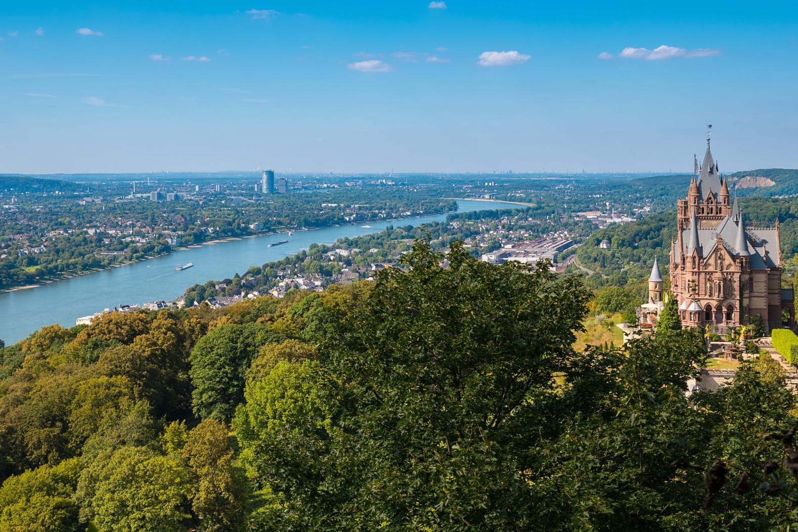 Schloss Drachenburg: Es liegt auf dem Drachenfels in Königswinter und war der repräsentative Wohnsitz für Stephan von Sarter.