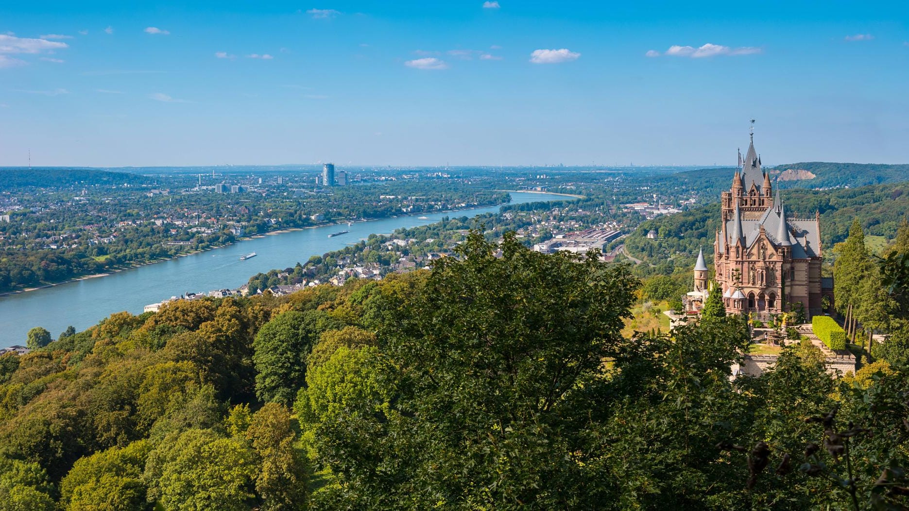 Schloss Drachenburg: Es liegt auf dem Drachenfels in Königswinter und war der repräsentative Wohnsitz für Stephan von Sarter.