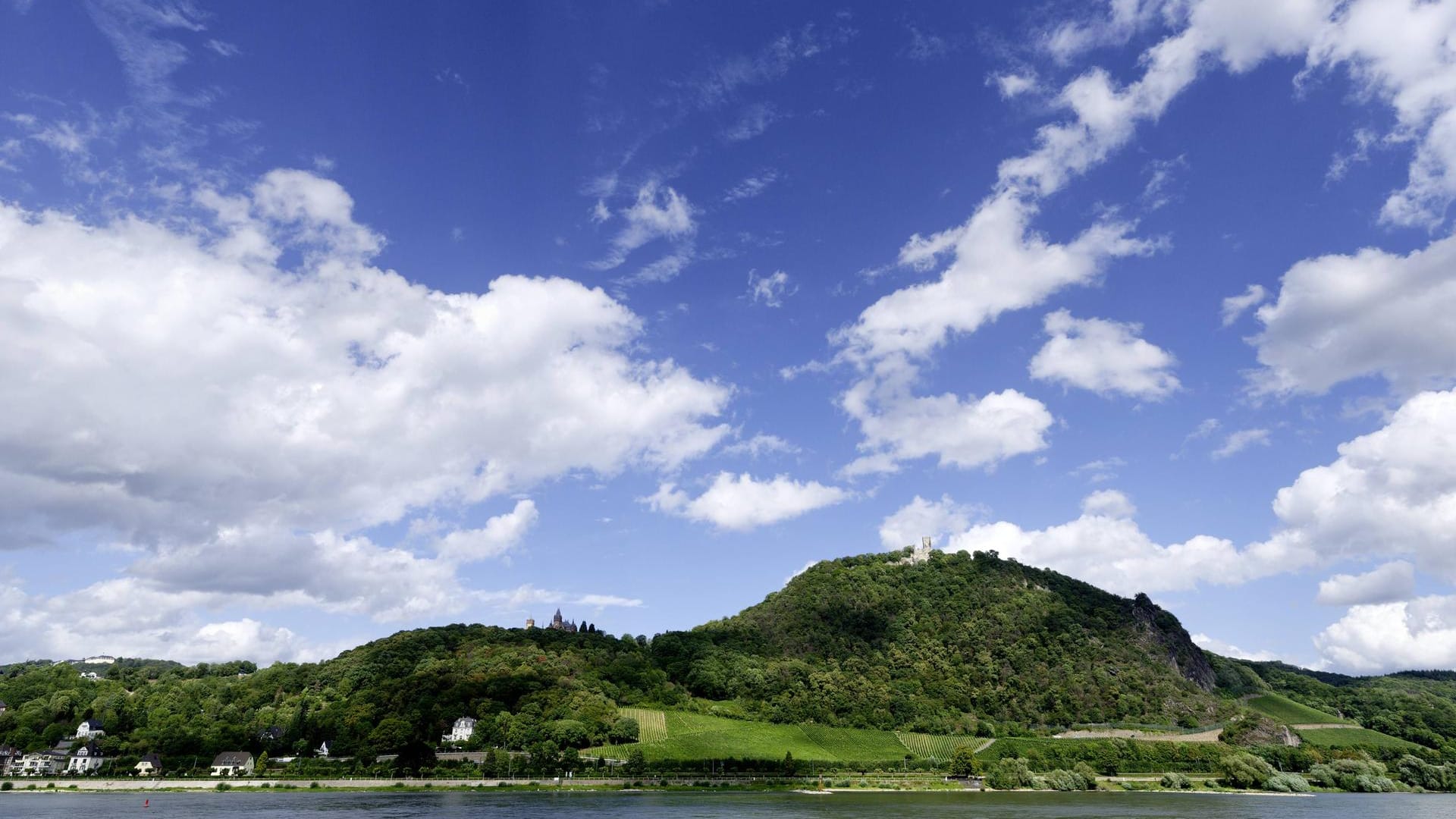 Drachenfels: Der Drachenfels ist ebenso wie der Petersberg Teil des Siebengebirges am Rhein und perfekt für Wanderungen.