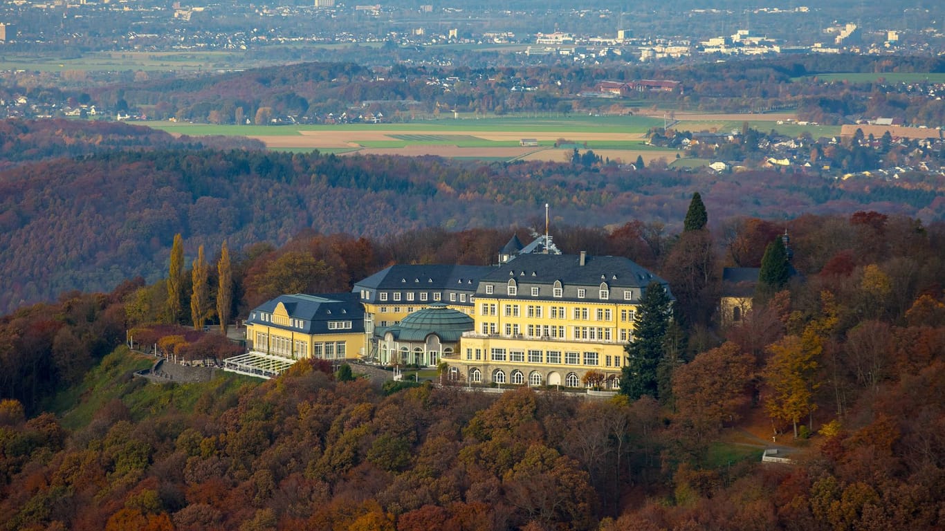 Das Bundesgästehaus auf dem Petersberg vor der Kulisse von Bonn: Der Petersberg gehört zu Königswinter und ist Teil des Siebengebirges.