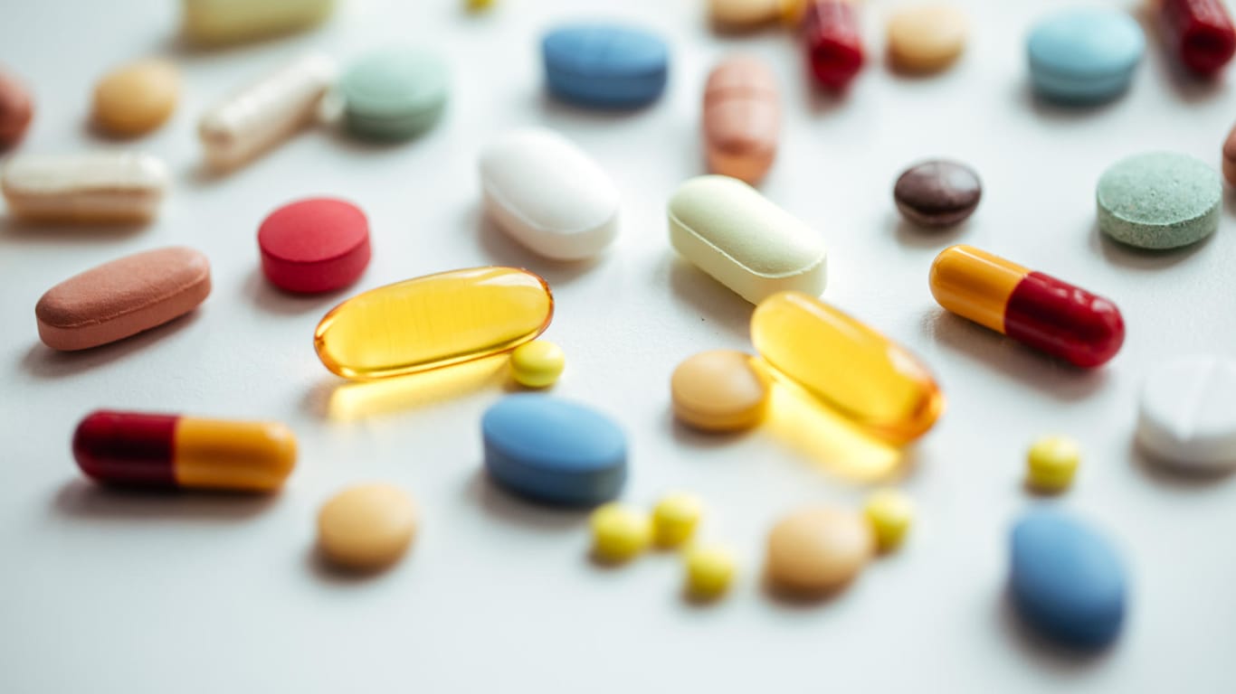 Nahrungsergänzungsmittel in Form von Tabletten und Kapseln: Viele von ihnen sind überdosiert, resümiert "Öko-Test".
