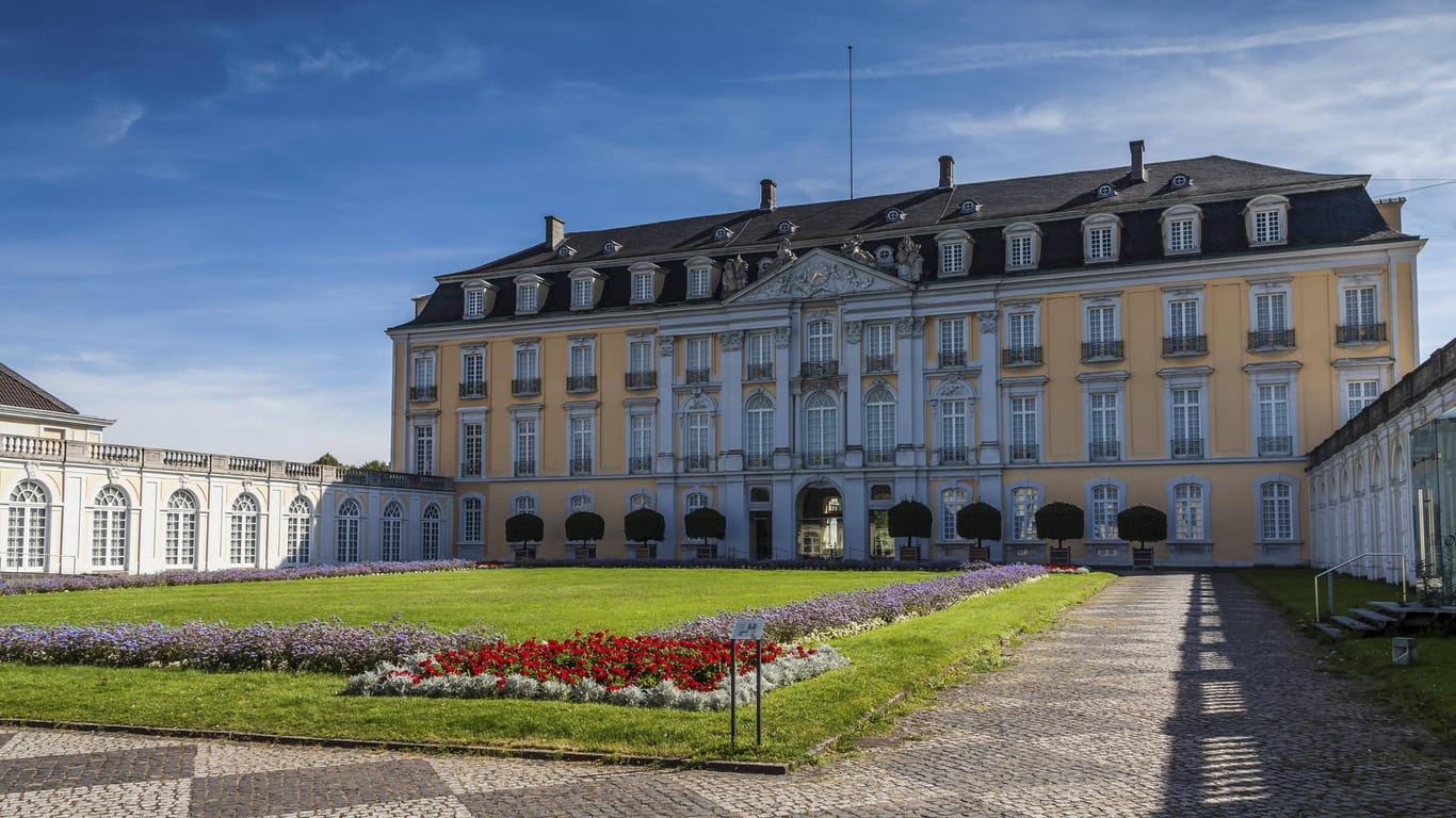 Schloss Augustusburg: Es wurde als Jagd- und Sommerschloss konzipiert. Ebenso wie das Schloss Falkenlust, ein Jagdschloss aus den Jahren 1729 bis 1740.
