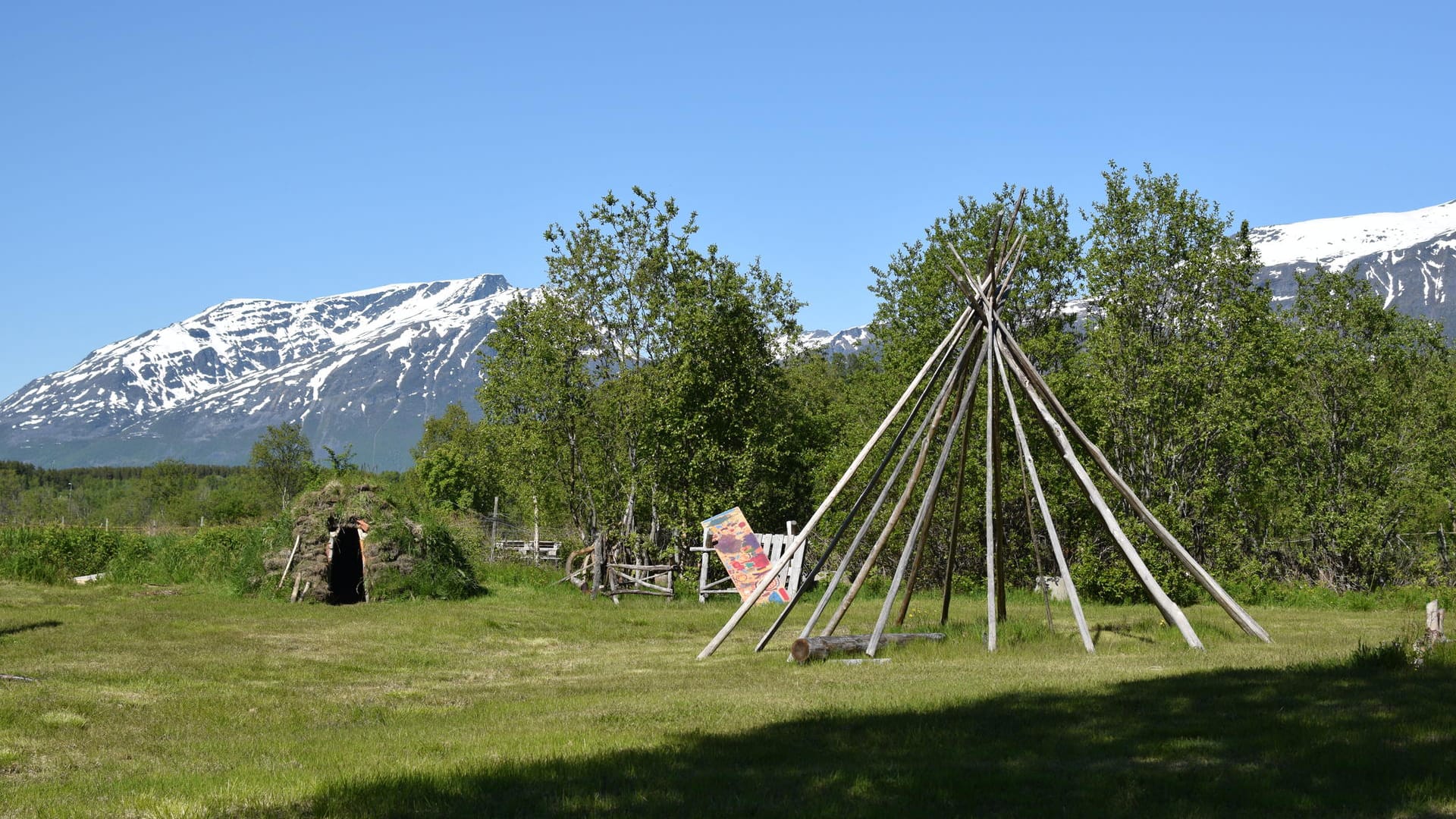 Festivalgelände des Riddu-Riddu-Festivals: Traditionelle Behausungen wie das kleine Lehmhaus und das Luvvu werden Besuchern zugänglich gemacht.