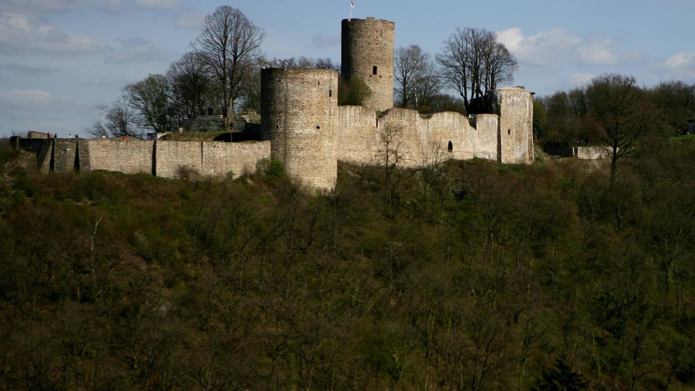 Die Burg Blankenberg im Rhein-Sieg-Kreis: Die Höhenburg soll zwischen 1150 und 1180 errichtet worden sein und steht in 152 Metern Höhe.