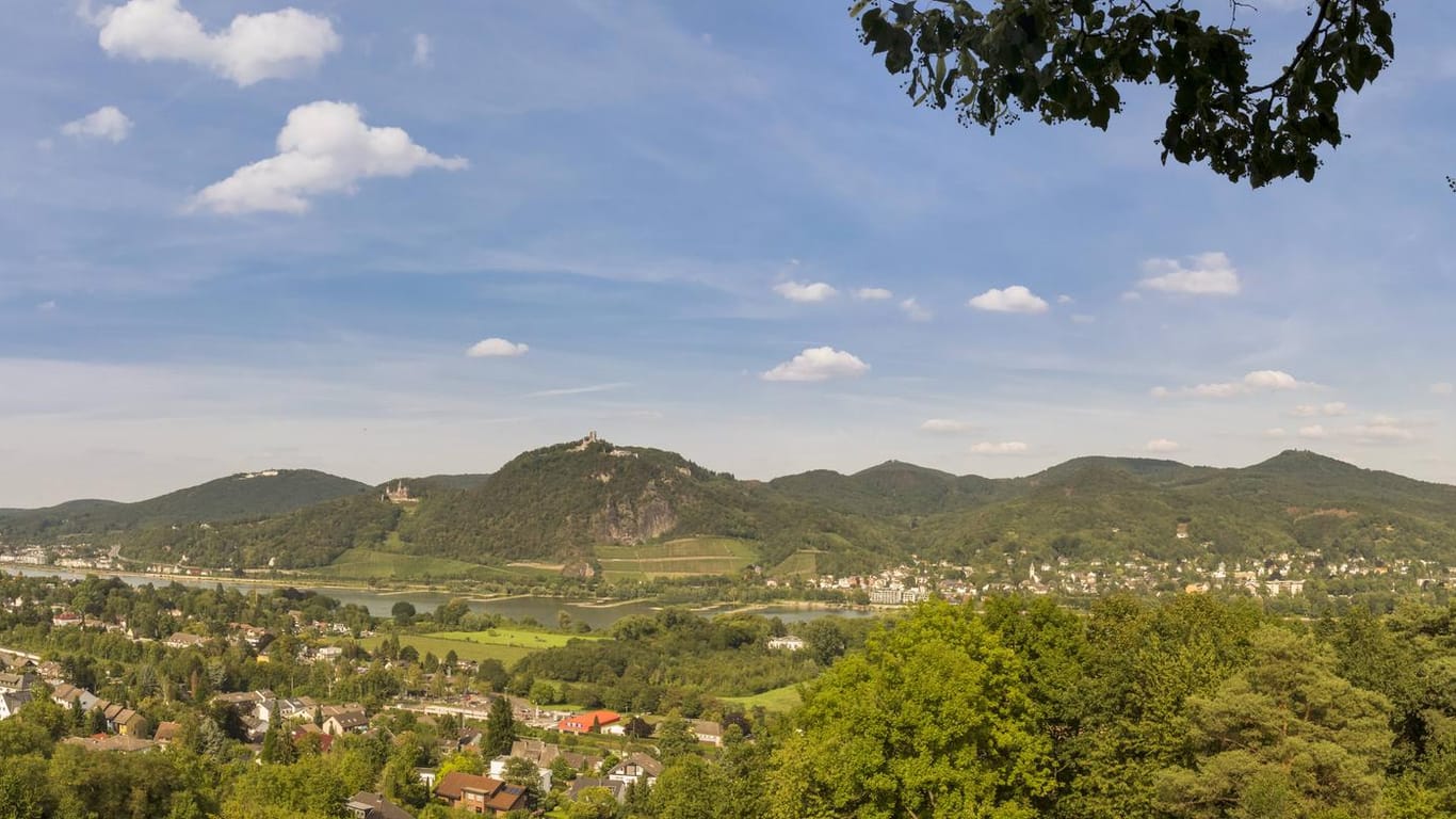 Blick auf das Siebengebirge bei Königswinter und Bad Honnef: Insgesamt 50 Berge und Anhöhen sind Teil des Gebirges. Neben der Drachenburg und einer Burgruine gibt es hier viele weitere Dinge zu entdecken.