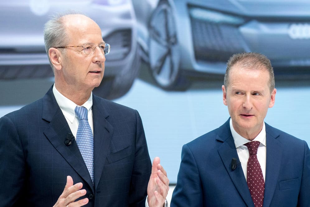 Herbert Diess (r) und Hans Dieter Pötsch: Die Staatsanwaltschaft Braunschweig hat die Führungsspitze von Volkswagen wegen Marktmanipulation angeklagt.