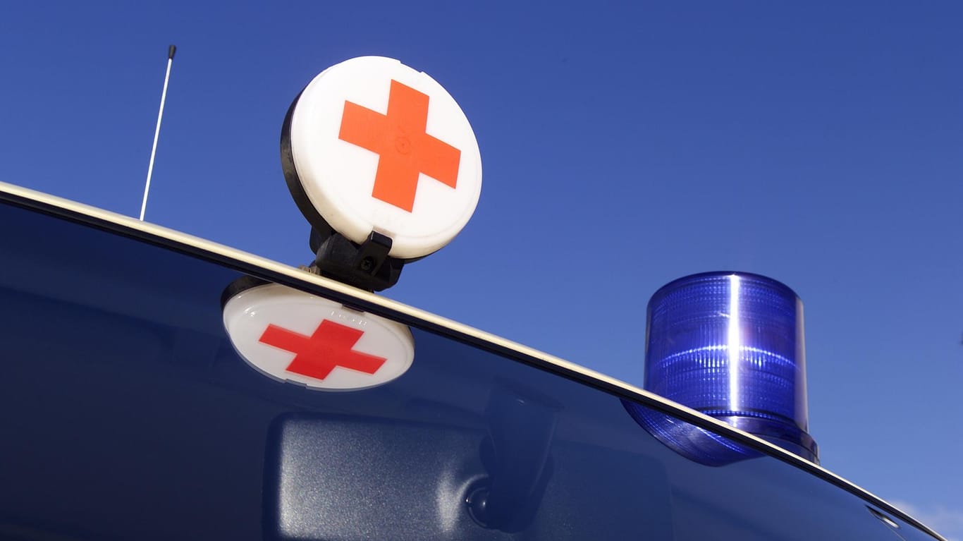 Rotes Kreuz und Blaulicht: In einem Krankenhaus in Karlsruhe ist ein Mann nach einem Brandalarm festgenommen worden.
