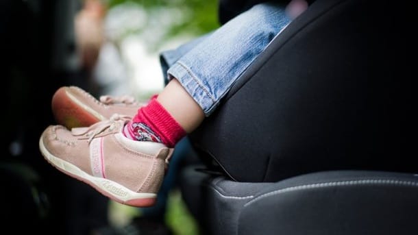 Ein Kind im Kindersitz: Ist das Kind nicht richtig gesichert, kann es bereits beim starken Bremsen im Auto herumgeschleudert werden.