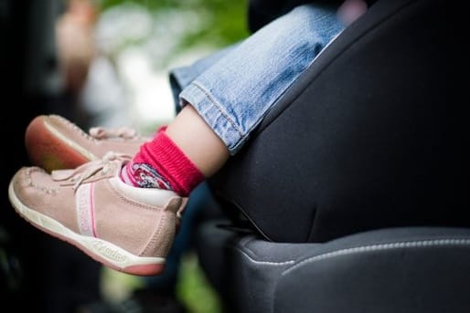 Ein Kind im Kindersitz: Ist das Kind nicht richtig gesichert, kann es bereits beim starken Bremsen im Auto herumgeschleudert werden.