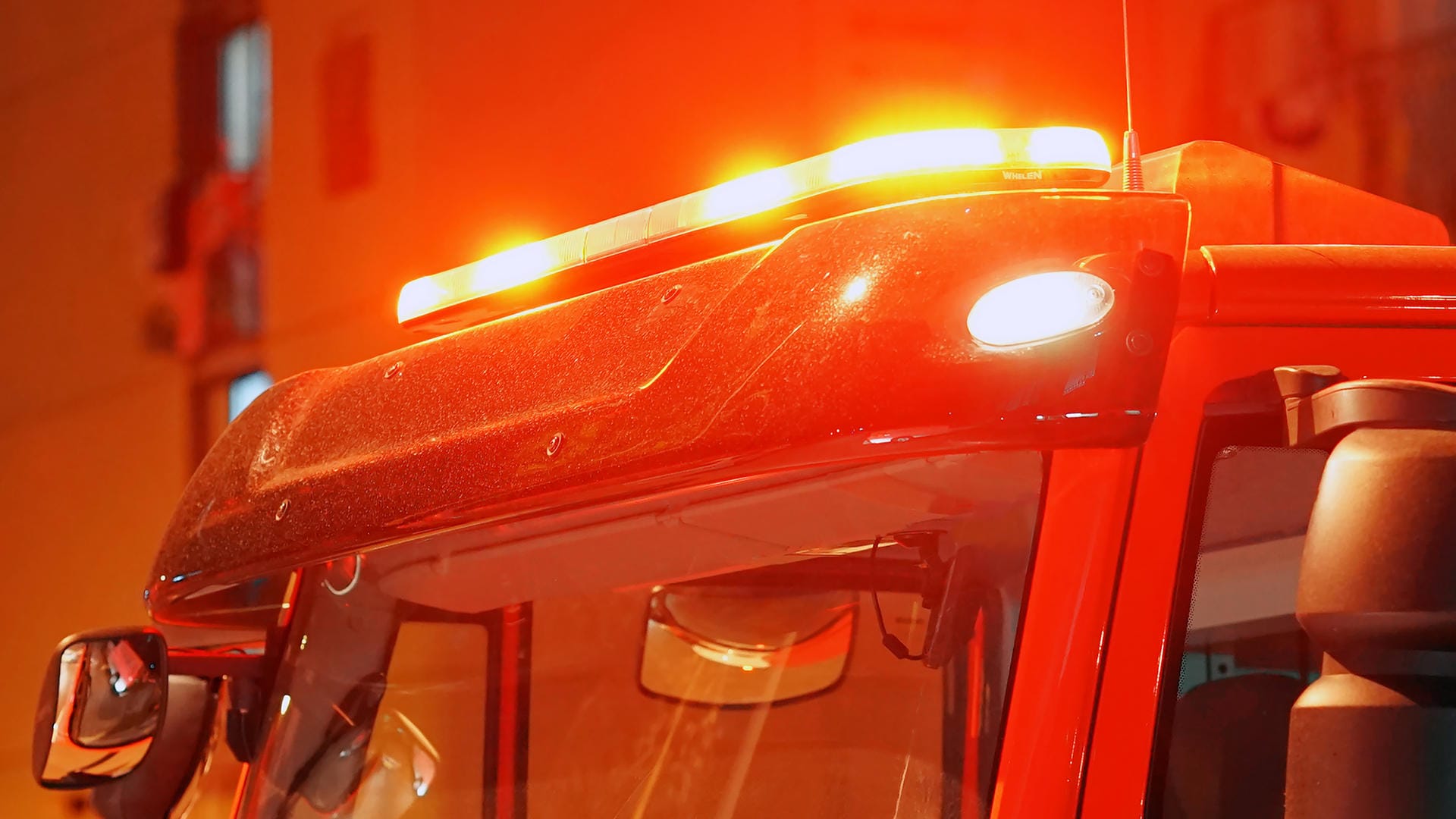 Ein Rettungsfahrzeug im Einsatz (Symbolfoto): Die algerische Feuerwehr war mit Großaufgebot vor Ort.