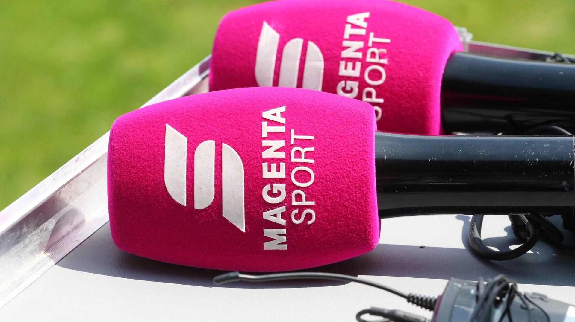 Mikrofone mit dem Logo von Magenta Sport: Die Telekom sicherte sich die TV-Rechte an der EM 2024 in Deutschland.