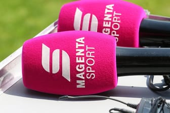 Mikrofone mit dem Logo von Magenta Sport: Die Telekom sicherte sich die TV-Rechte an der EM 2024 in Deutschland.