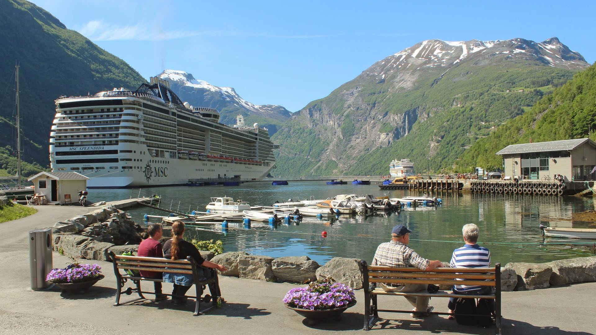 Ein Kreuzfahrtschiff im Geirangerfjord: Für die kleinen Orte ist der Tourismus enorm wichtig, um Arbeitsplätze zu erhalten.