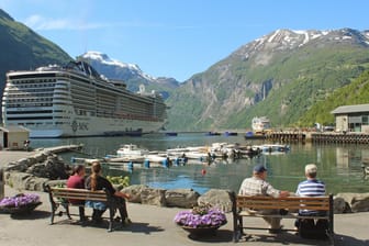 Ein Kreuzfahrtschiff im Geirangerfjord: Für die kleinen Orte ist der Tourismus enorm wichtig, um Arbeitsplätze zu erhalten.