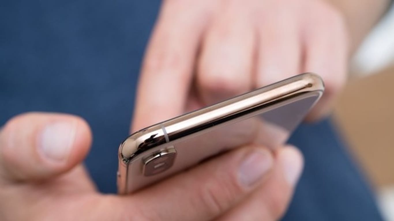 Ein Smartphone in der Hand: O2 hat einen neuen Mobilfunk-Tarif namens O2 You