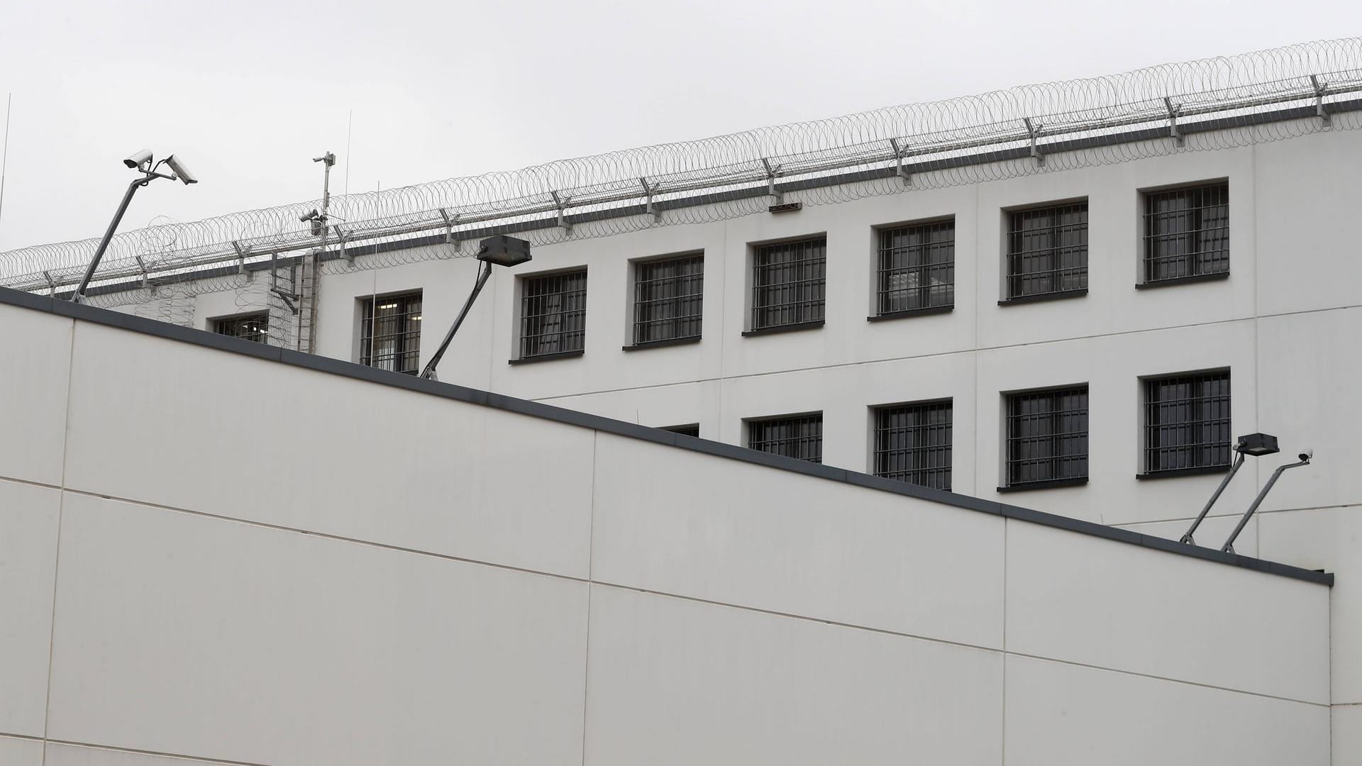 Die JVA Essen: Ein 36-Jähriger sitzt in Untersuchungshaft, weil er seinen Vater lebensbedrohlich verletzt haben soll. Die JVA Essen: Ein 36-Jähriger sitzt in Untersuchungshaft, weil er seinen Vater lebensbedrohlich verletzt haben soll.