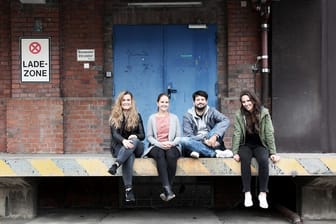 Vier Menschen sitzen auf einer Laderampe: Jessica Nitsche, Elena Grell, Christian Köhler und Martina Döbler (v.l.n.r.) organisieren seit 2011 den einzigen Designmarkt in Hagen.