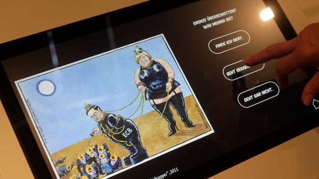 Besucher können im Haus der Geschichte abstimmen, ob eine Karikatur des Zeichners Steve Bell eine Grenzüberschreitung ist oder nicht. Besucher können im Haus der Geschichte abstimmen, ob eine Karikatur des Zeichners Steve Bell eine Grenzüberschreitung ist oder nicht.