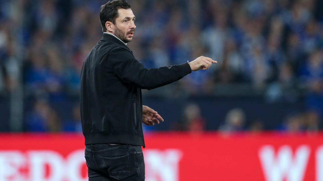 Sandro Schwarz zeigt mit seinem Finger: Der Trainer des FSV Mainz 05 gibt sich zuversichtlich.