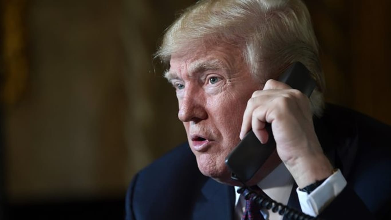In der Kontroverse über eine mögliche Einflussnahme auf die Ukraine will US-Präsident Donald Trump die Mitschrift eines strittigen Telefonats veröffentlichen lassen.