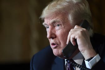 In der Kontroverse über eine mögliche Einflussnahme auf die Ukraine will US-Präsident Donald Trump die Mitschrift eines strittigen Telefonats veröffentlichen lassen.