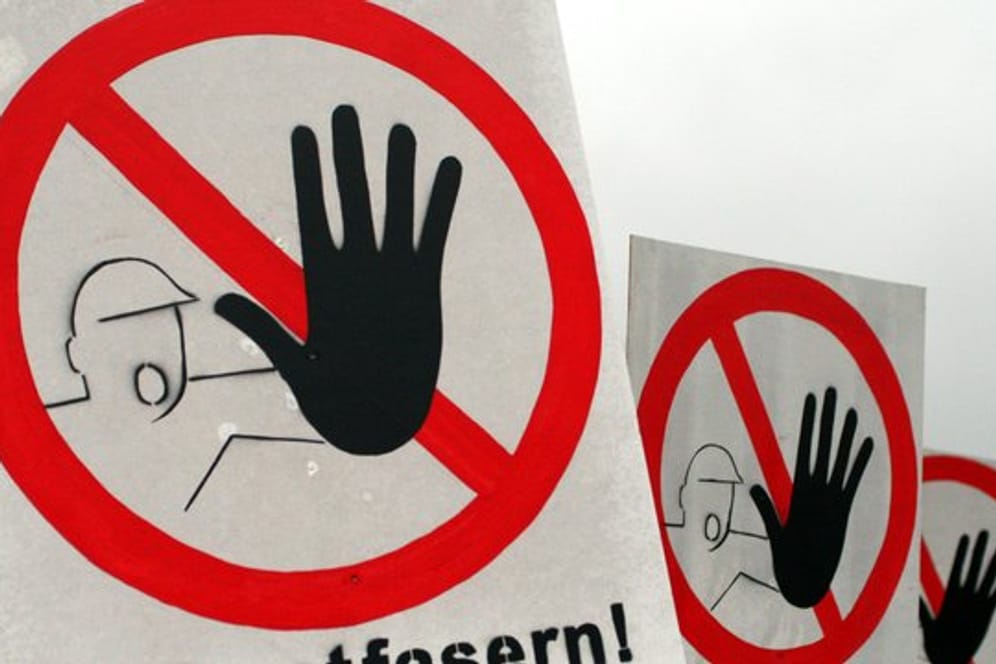 Achtung, Gefahr: Asbest kann zum Beispiel Krebs verursachen - wer den Stoff entsorgt, muss daher Profi sein.