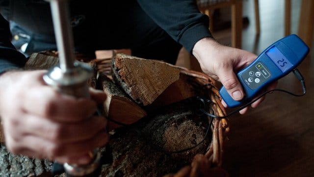 Laut Gesetz darf nur Holz verbrannt werden, dessen Wassergehalt bei maximal 20 Prozent liegt.