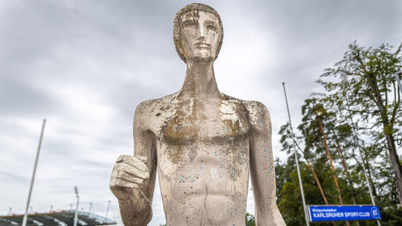 Statue vor Stadion: Das Wahrzeichen des Wildparkstadions soll im November entfernt werden.