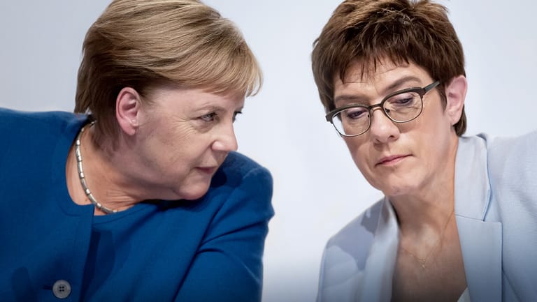 Angela Merkel und Annegret Kramp-Karrenbauer bei der Vorstellung des Klimapakets: Die Bundesregierung hat die Chance verpasst, eine schnell wirksame CO2-Steuer zu verabschieden, meint unsere Kolumnistin.