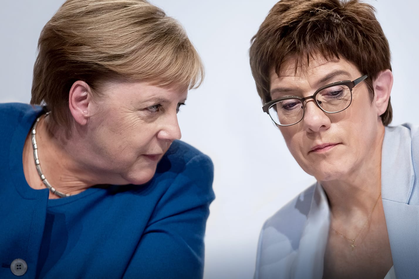 Angela Merkel und Annegret Kramp-Karrenbauer bei der Vorstellung des Klimapakets: Die Bundesregierung hat die Chance verpasst, eine schnell wirksame CO2-Steuer zu verabschieden, meint unsere Kolumnistin.