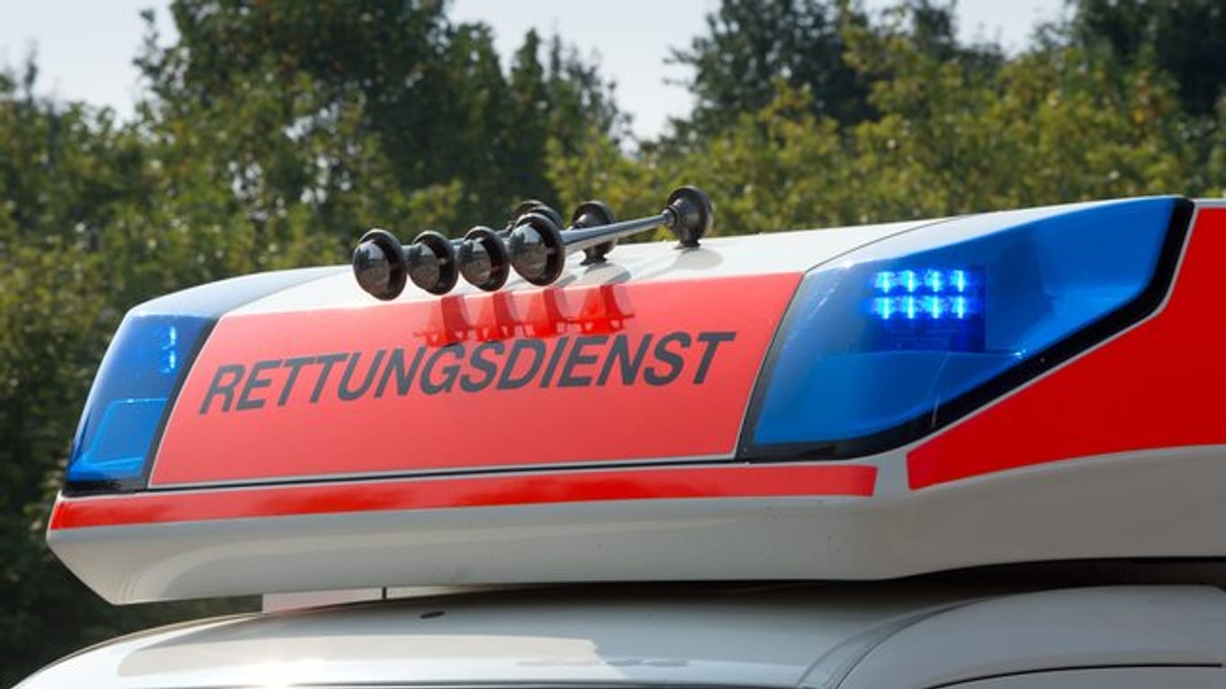 Blaulicht leuchtet auf einem Krankenwagen: Ein Wanderer aus Deutschland ist in Österreich ums Leben gekommen.